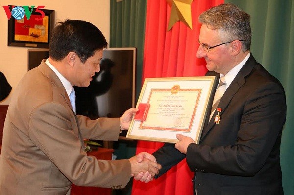 Чешские политики получили памятные медали за развитие культуры, спорта и туризма Вьетнама - ảnh 1
